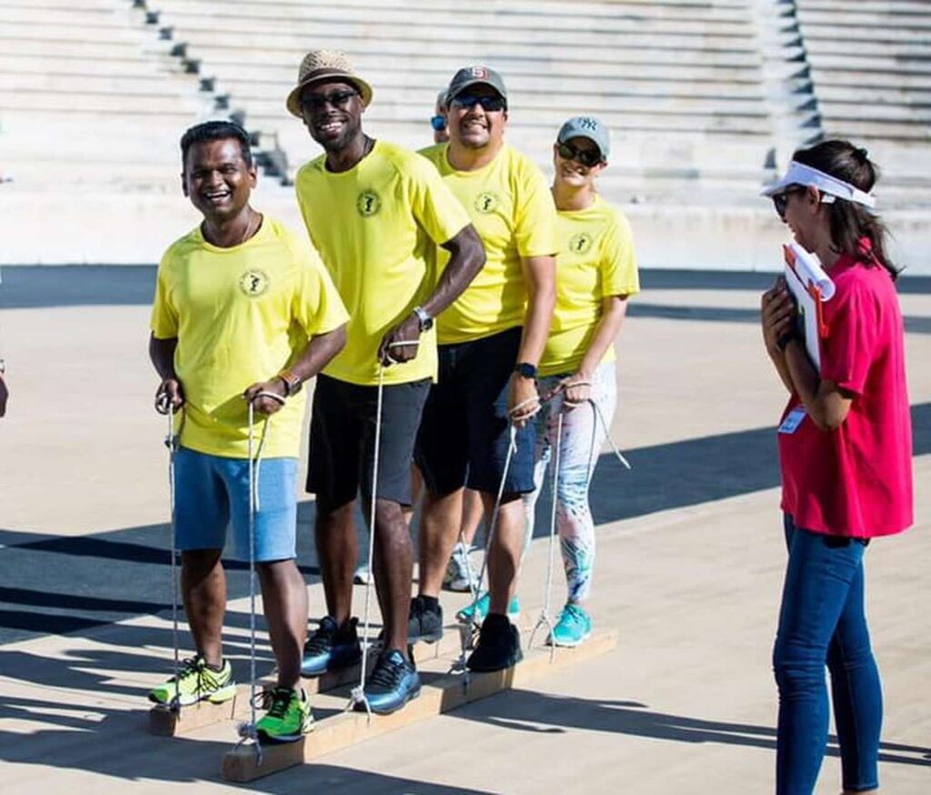 Equipo ganando medalla de plata en Atenas